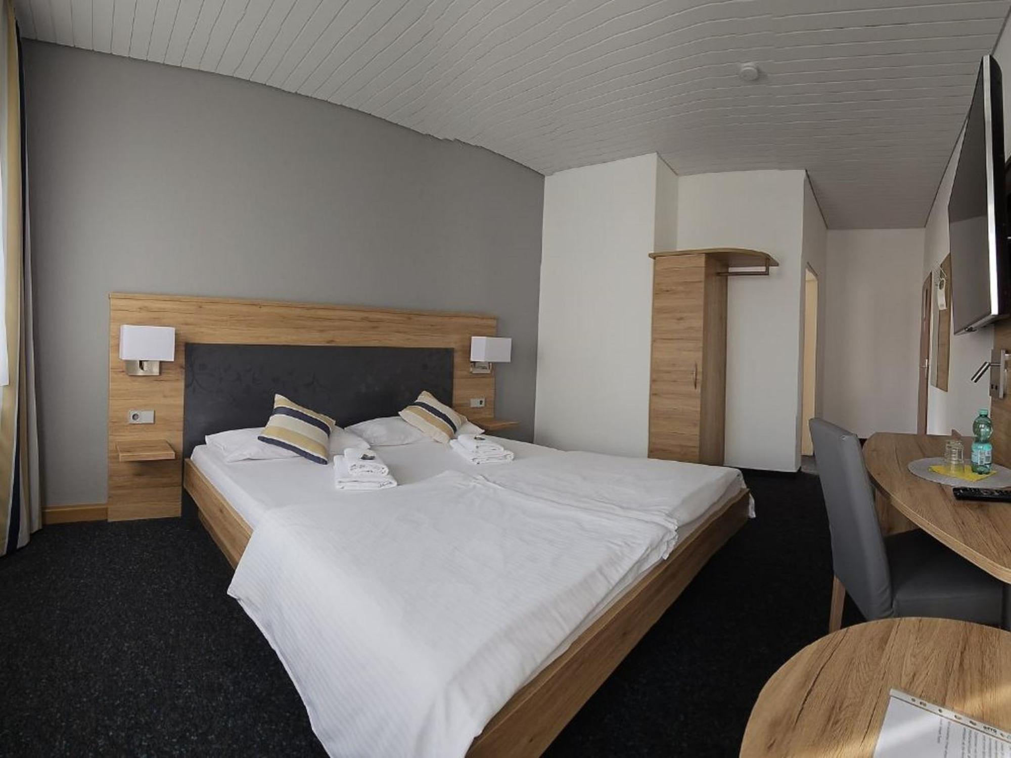 Hotel Hirsch Guenzburg Ngoại thất bức ảnh